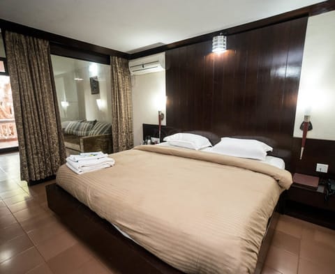 Luxury Deluxe Room with one bed at The Byke Heritage, Matheran